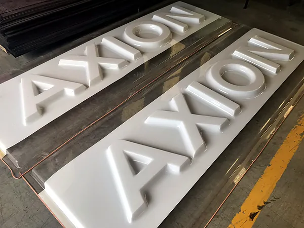 Cartelería en relieve para Axion Energy