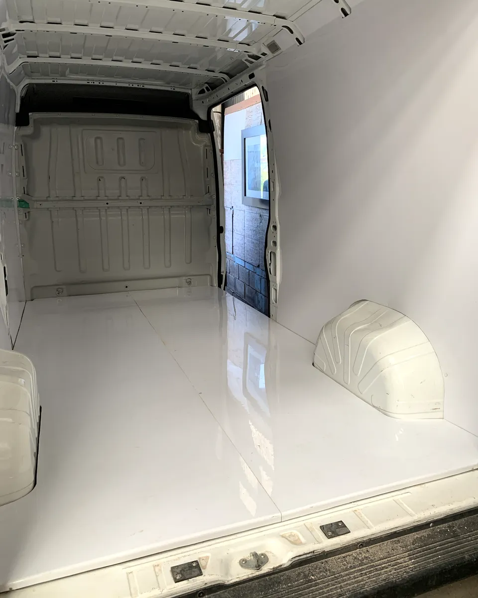 Interior del mismo furgón revestido con paneles plásticos blancos
