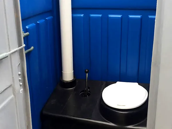 Interior de baño con depósito químico