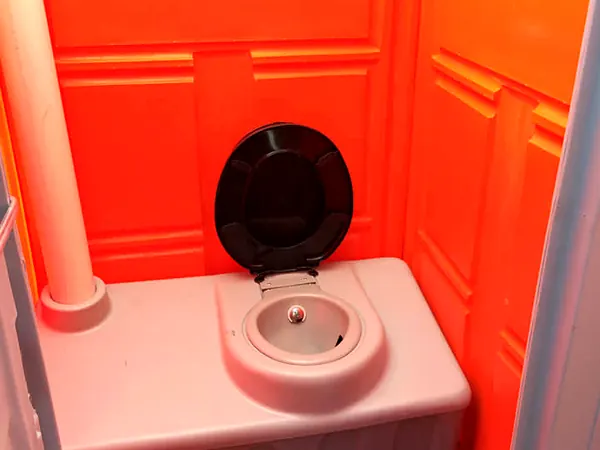 Baño para eventos, cabina naranja