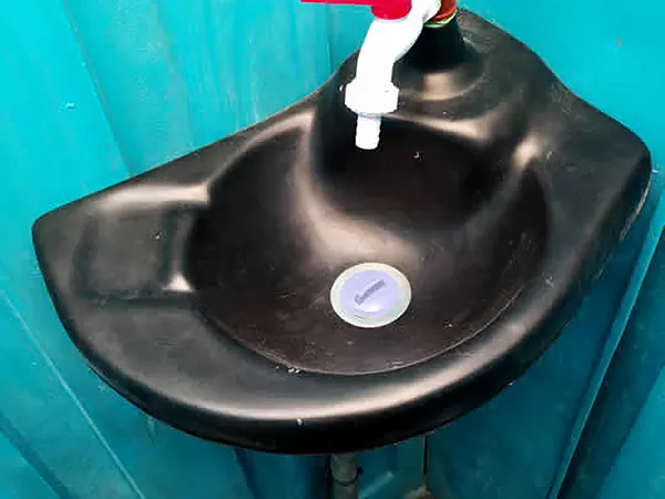 Baño químico: lavamanos con canilla