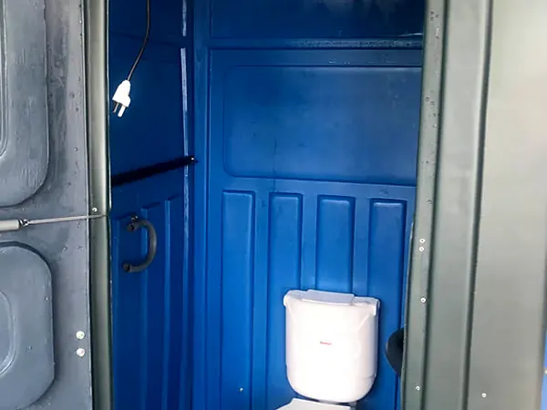 Baño para obra: inodoro de loza con mochila
