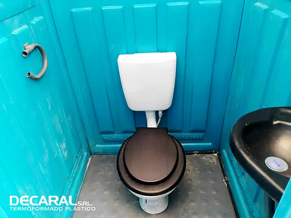 Interior de baño con inodoro de loza y lavamanos