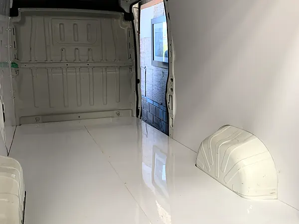 Furgón con revestimiento interior