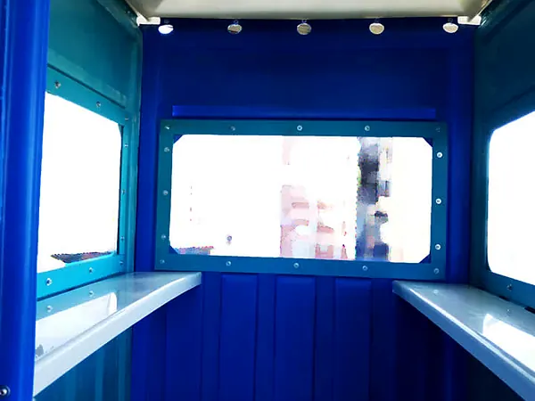 Garita de vigilancia: interior con ventanas y mesada
