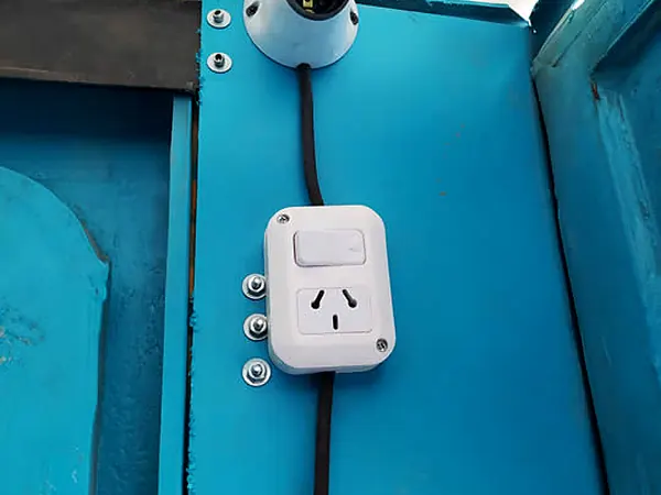 Garita de vigilancia: tomacorriente 220 V e iluminación