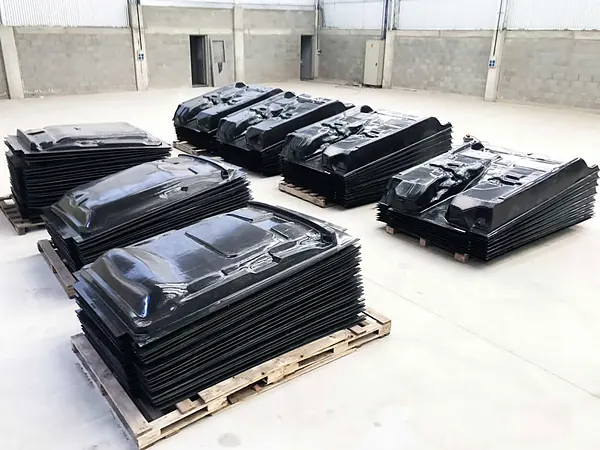 Porta alfombras Ford apilados en planta