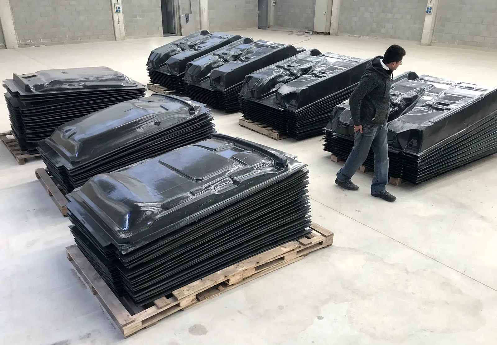 Planta de Decaral con pallets de piezas terminadas