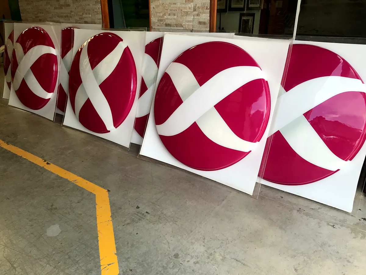 Carteles circulares termoformados en fucsia y blanco