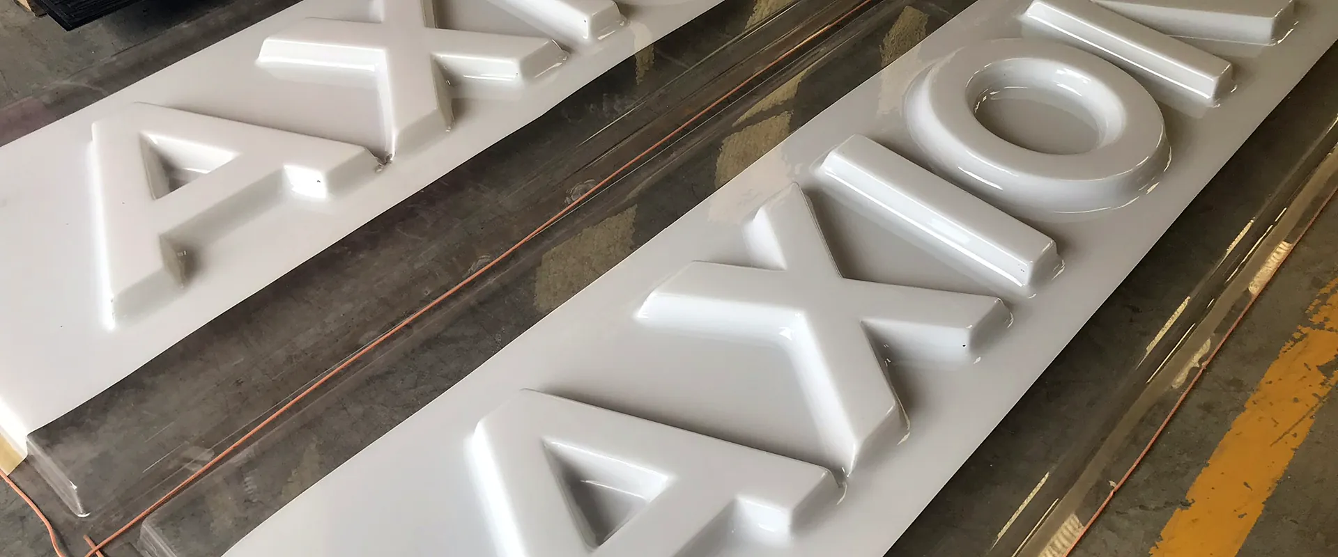 Letras en relieve termoformadas para cartel de estación de servicio